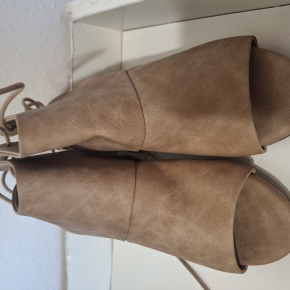 Elegant Tan Women's Heeled Sandals - Picture 4 of 8